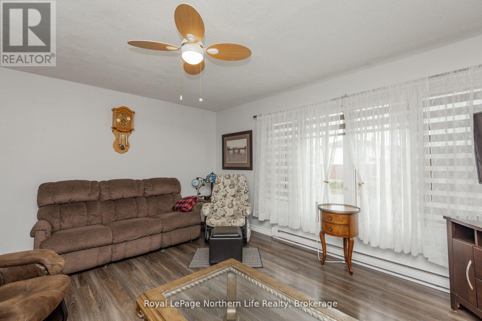 91 Oak Street, Unorganized Townships (Thorne), ON - Indoor Photo Showing Living Room