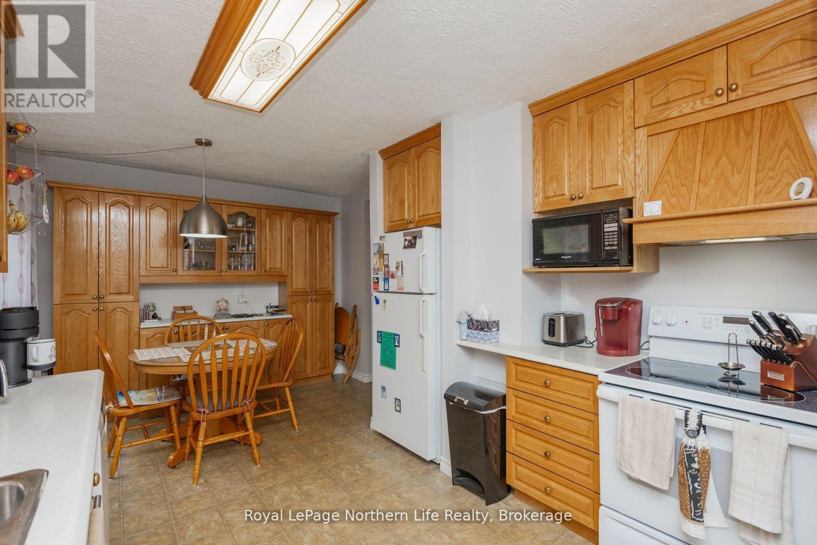 91 Oak Street, Unorganized Townships (Thorne), ON - Indoor Photo Showing Kitchen