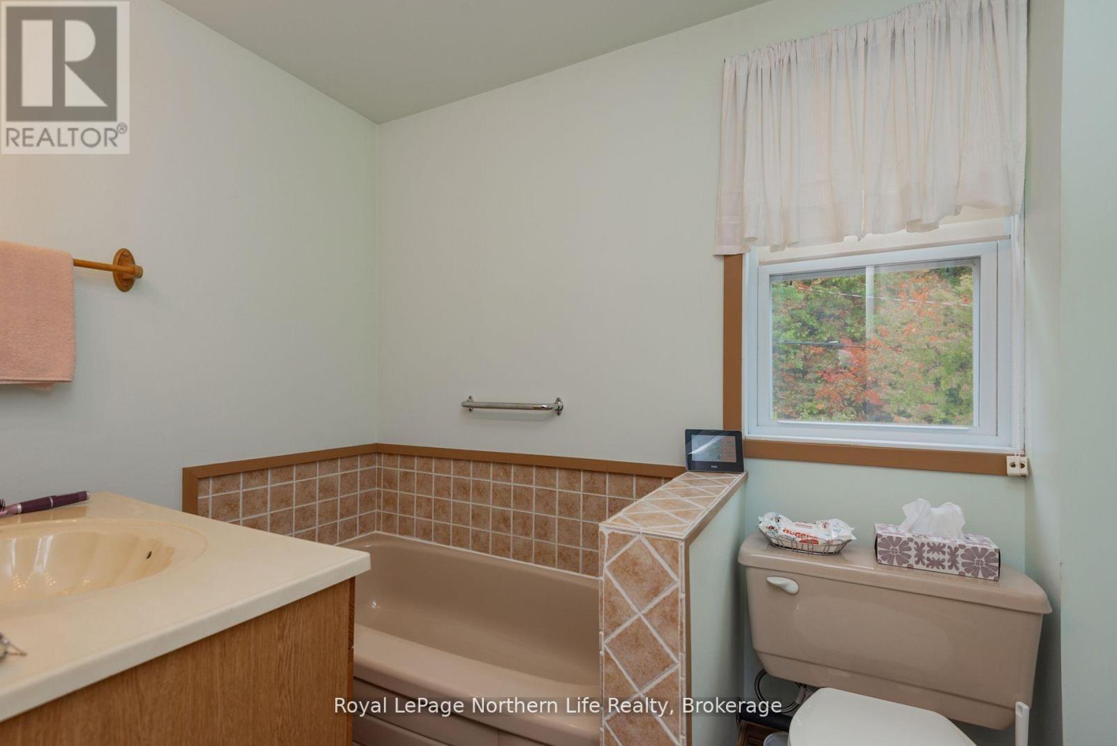 91 Oak Street, Unorganized Townships (Thorne), ON - Indoor Photo Showing Bathroom