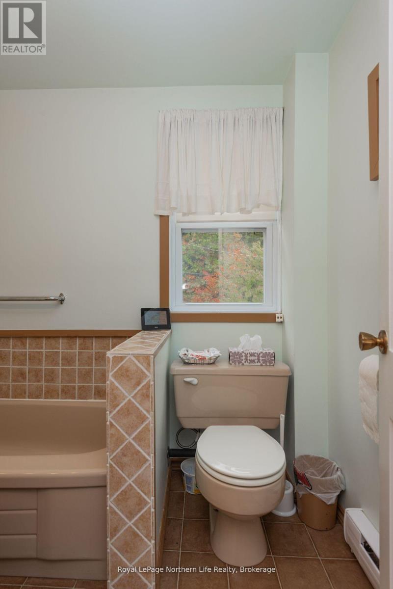 91 Oak Street, Unorganized Townships (Thorne), ON - Indoor Photo Showing Bathroom