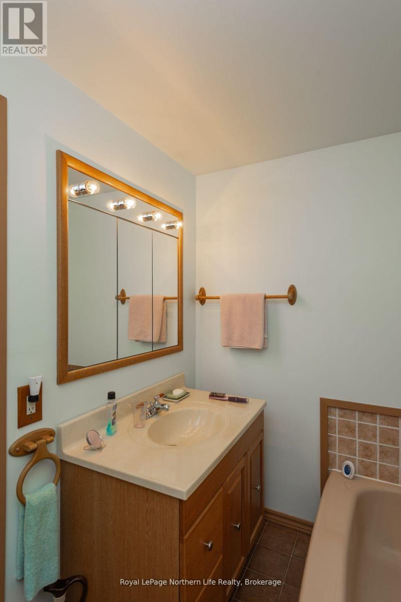 91 Oak Street, Unorganized Townships (Thorne), ON - Indoor Photo Showing Bathroom