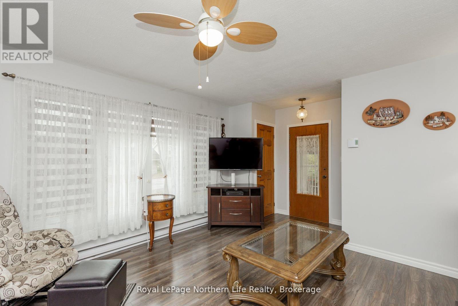 91 Oak Street, Unorganized Townships (Thorne), ON - Indoor Photo Showing Living Room