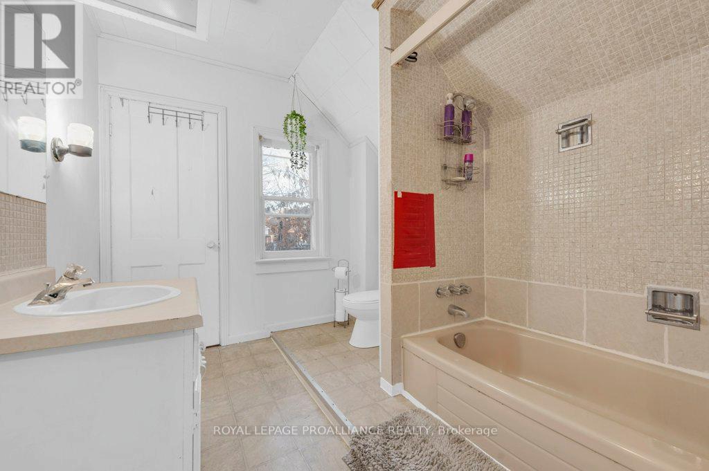 431 Main Street, Deseronto (Deseronto (Town)), ON - Indoor Photo Showing Bathroom