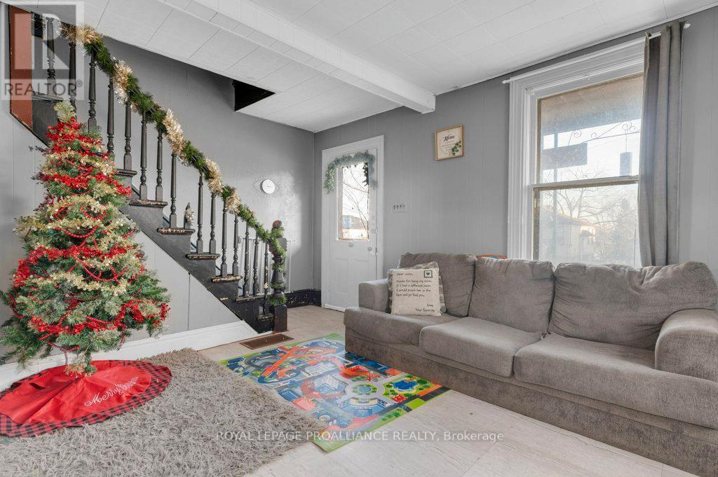431 Main Street, Deseronto (Deseronto (Town)), ON - Indoor Photo Showing Living Room