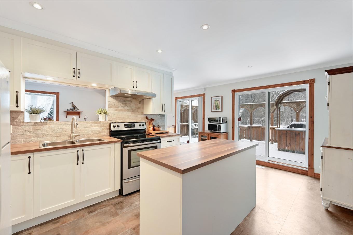 Cuisine - 319 23E Avenue E., Venise-En-Québec, QC - Indoor Photo Showing Kitchen With Double Sink