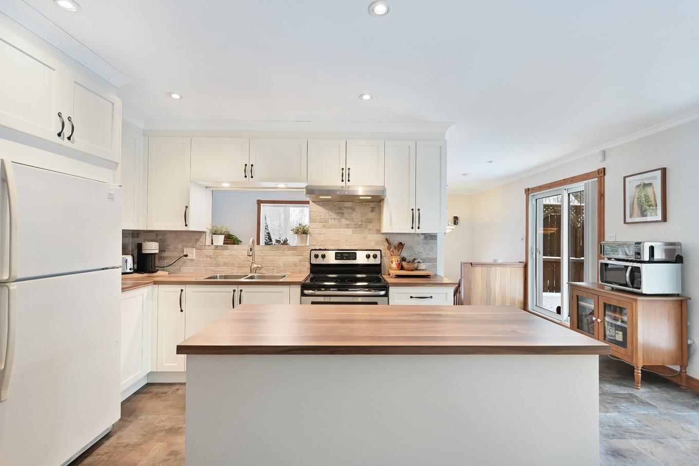 Cuisine - 319 23E Avenue E., Venise-En-Québec, QC - Indoor Photo Showing Kitchen With Double Sink