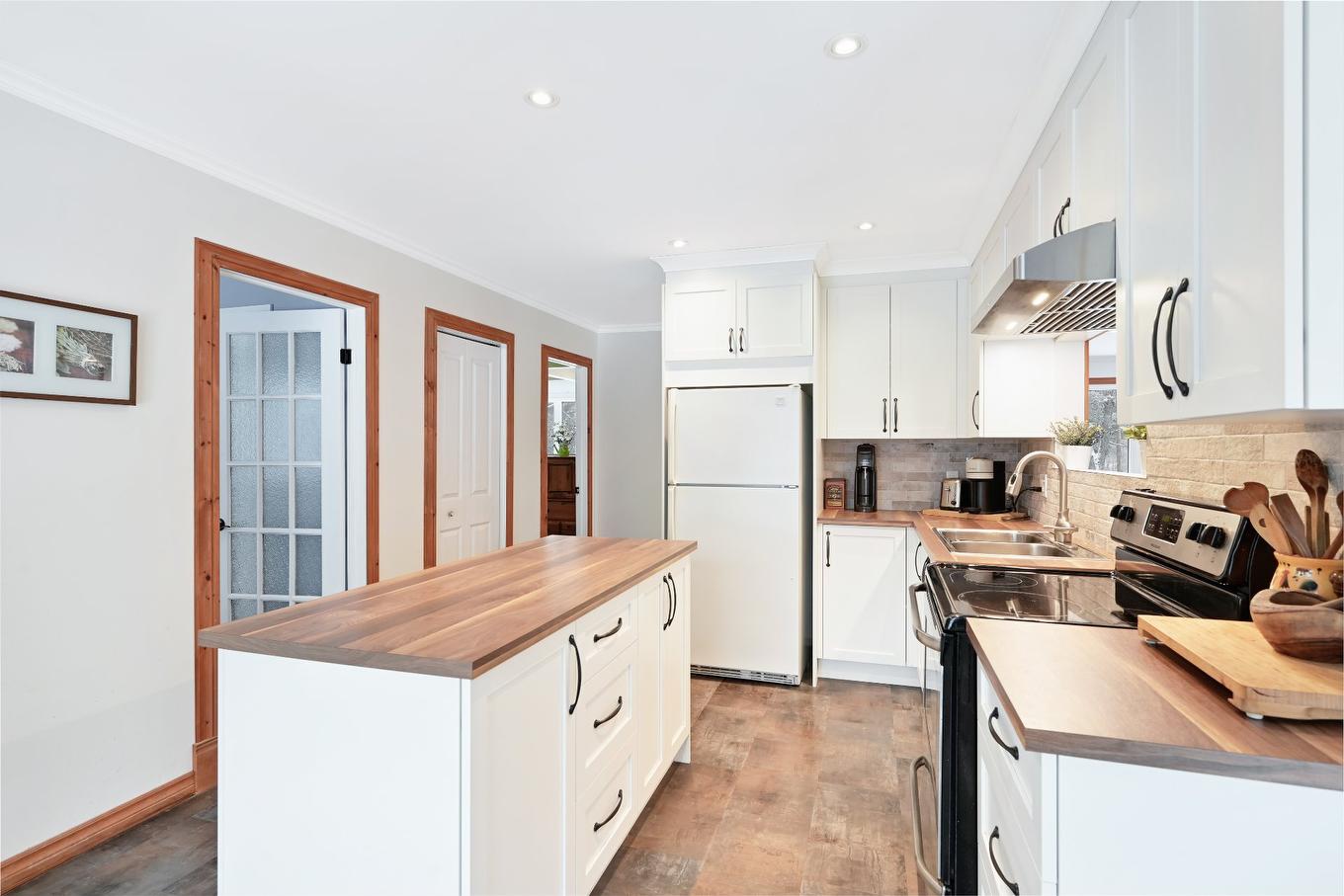 Cuisine - 319 23E Avenue E., Venise-En-Québec, QC - Indoor Photo Showing Kitchen With Double Sink