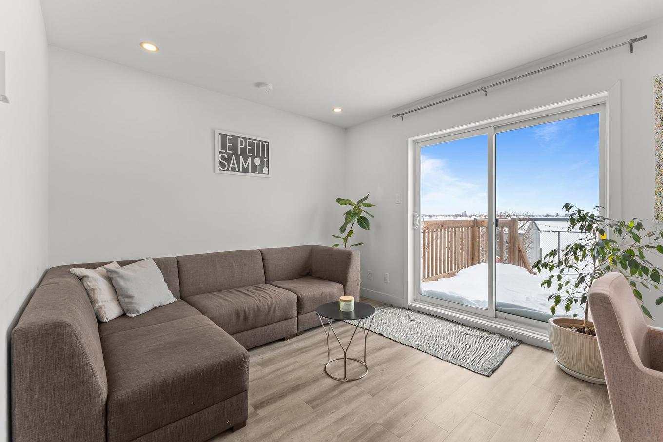 Salon - 27 64E Avenue O., Saint-Paul-De-L'Île-Aux-Noix, QC - Indoor Photo Showing Living Room