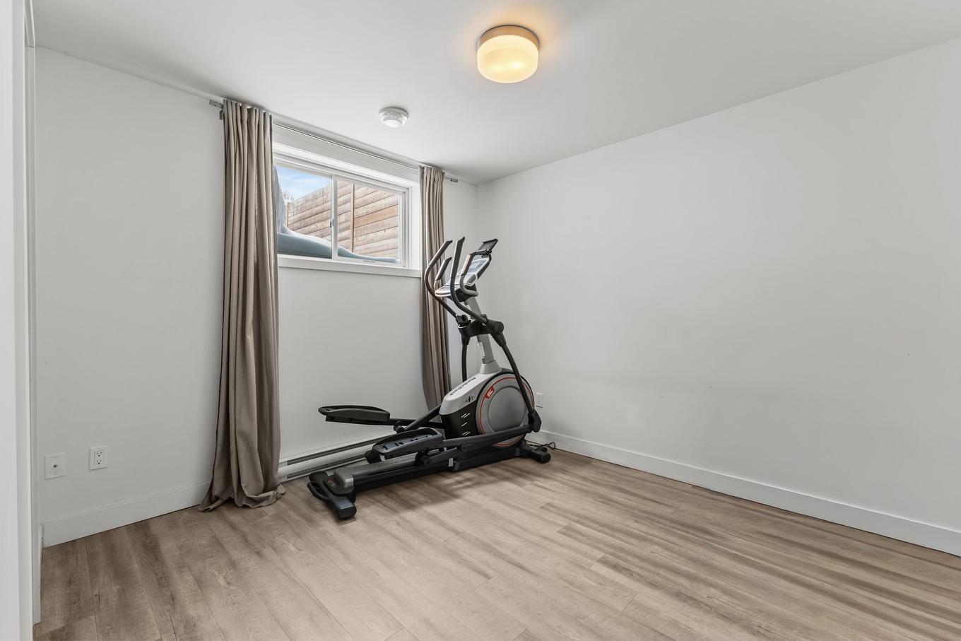 Chambre à coucher - 27 64E Avenue O., Saint-Paul-De-L'Île-Aux-Noix, QC - Indoor Photo Showing Gym Room