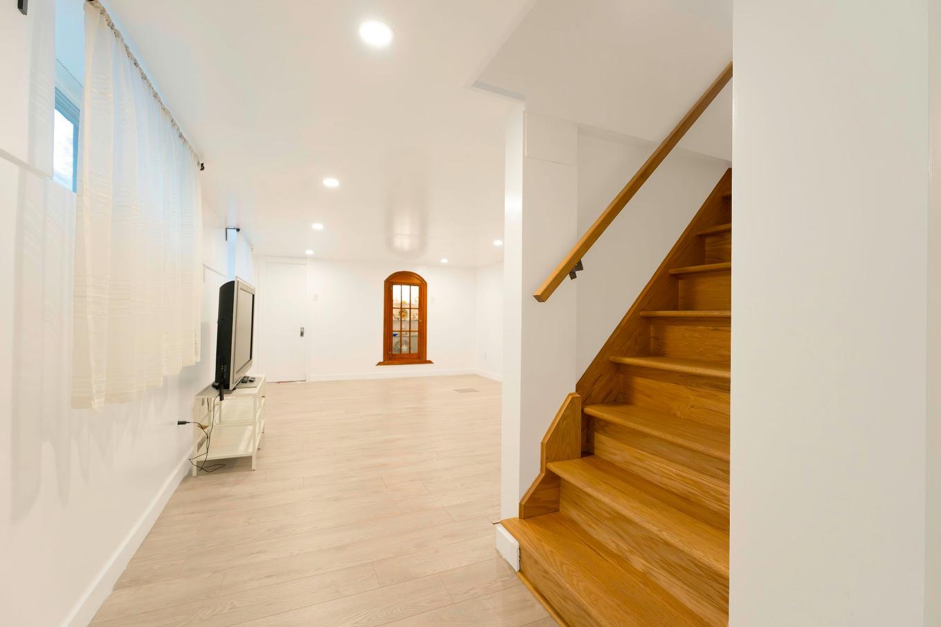 Escalier - 365 Boul. Des Sources, Dorval, QC - Indoor Photo Showing Other Room