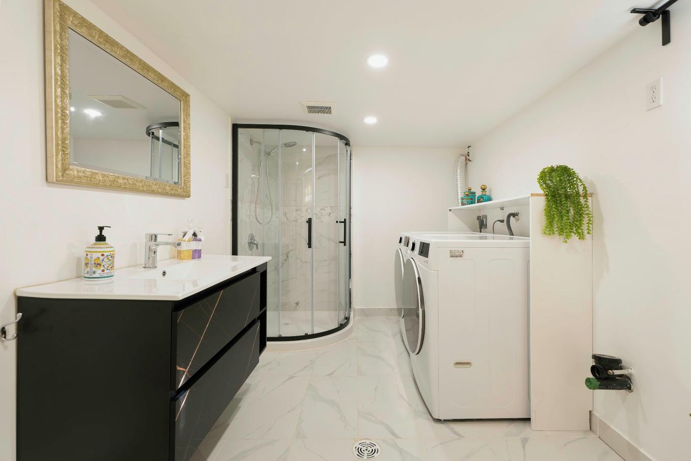 Salle de bains - 365 Boul. Des Sources, Dorval, QC - Indoor Photo Showing Laundry Room