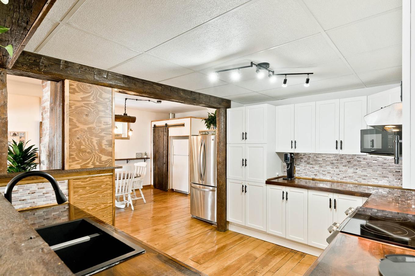 Cuisine - 390 Rue Principale, Stoke, QC - Indoor Photo Showing Kitchen With Double Sink