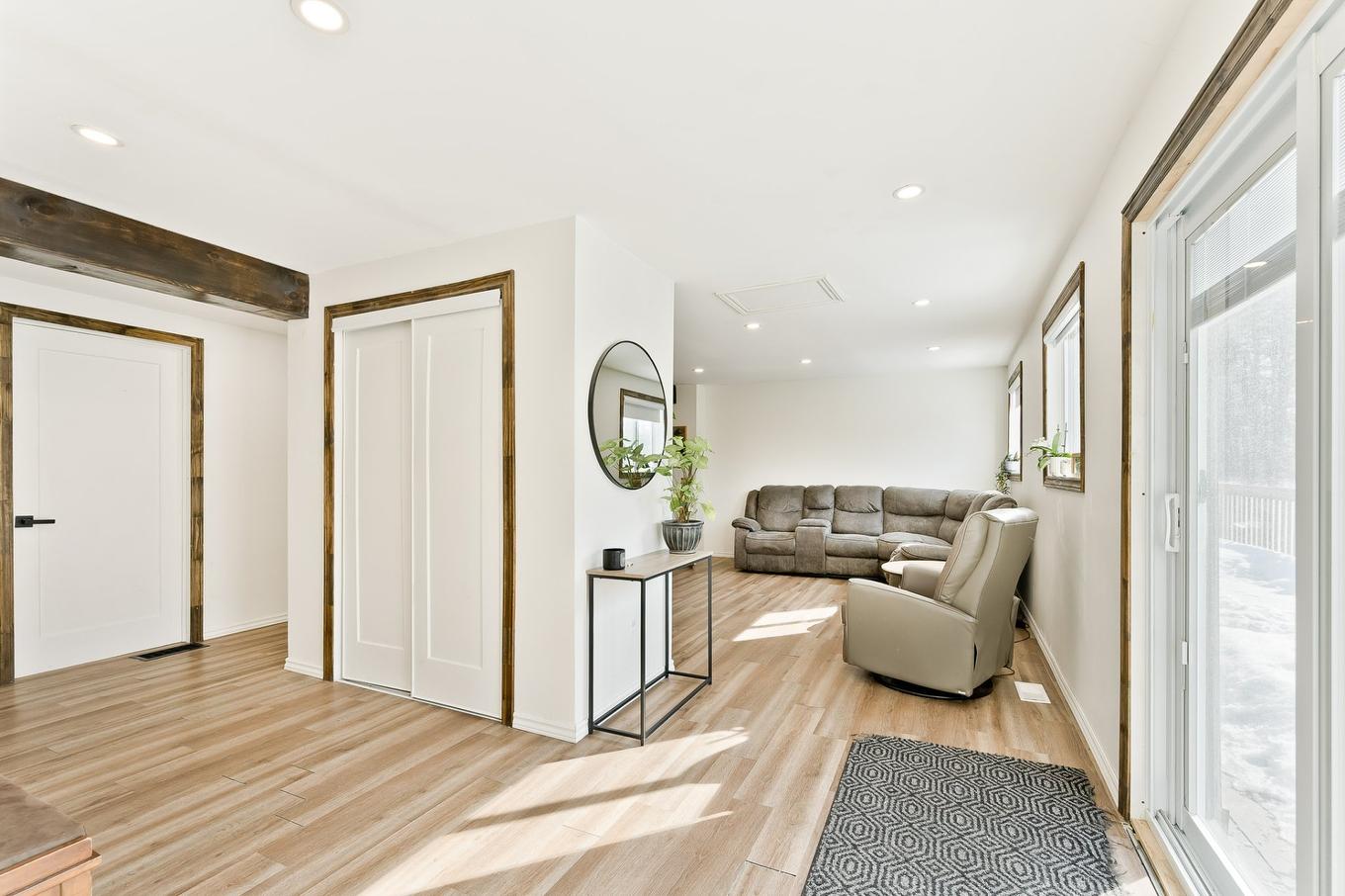 Hall d'entrée/Vestibule - 390 Rue Principale, Stoke, QC - Indoor Photo Showing Other Room