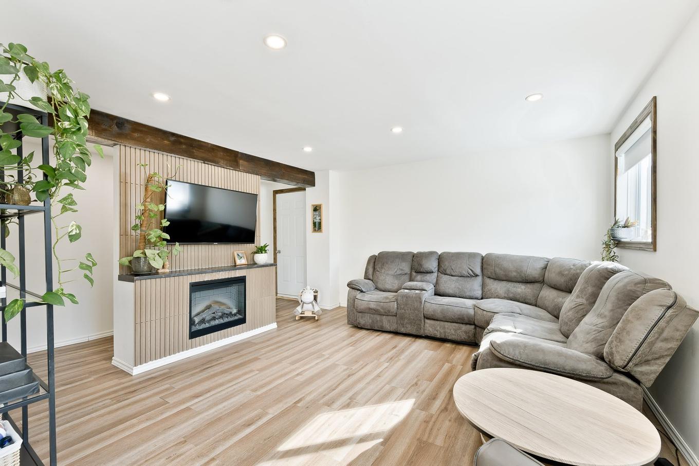 Salon - 390 Rue Principale, Stoke, QC - Indoor Photo Showing Living Room With Fireplace