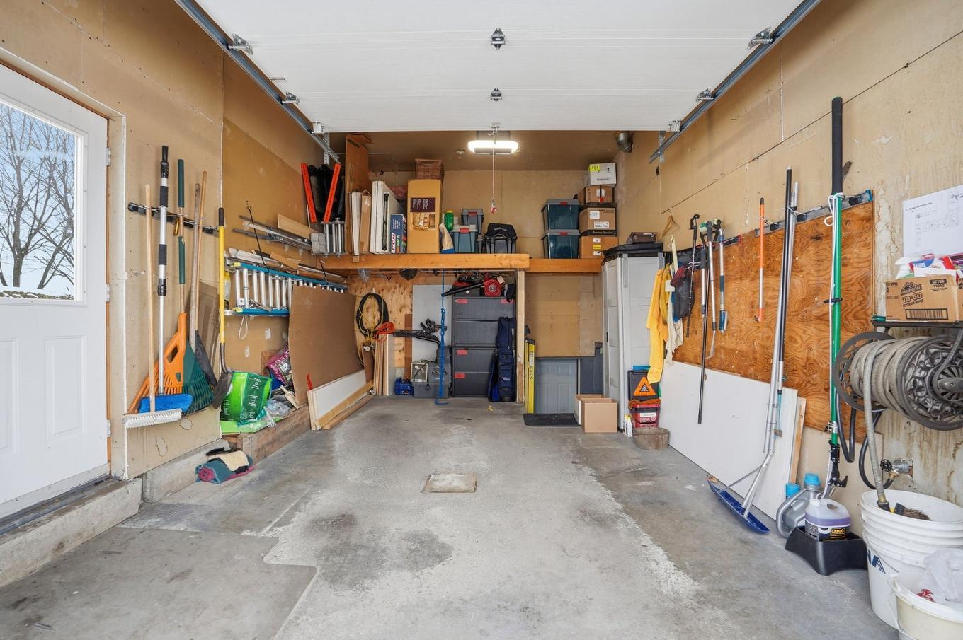 Garage - 320 Rue Brion, Saint-Amable, QC - Indoor Photo Showing Garage