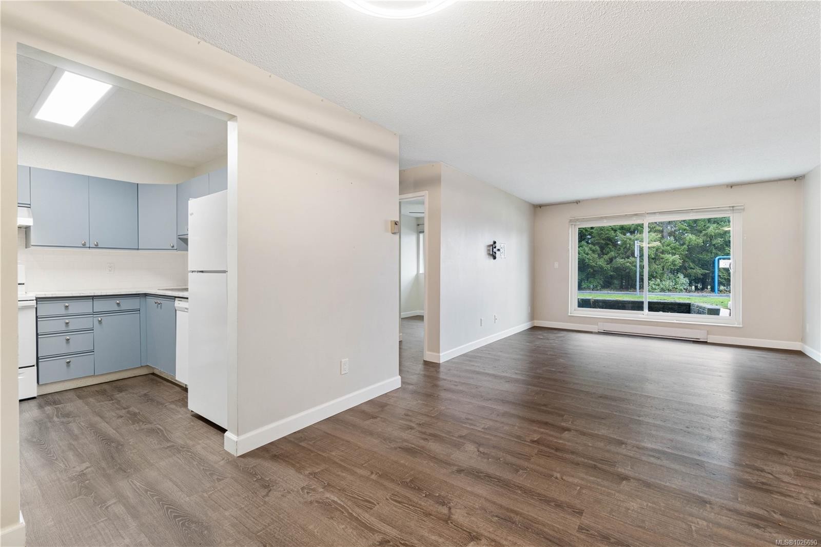130-6711 Dover Rd, Nanaimo, BC - Indoor Photo Showing Kitchen With Double Sink