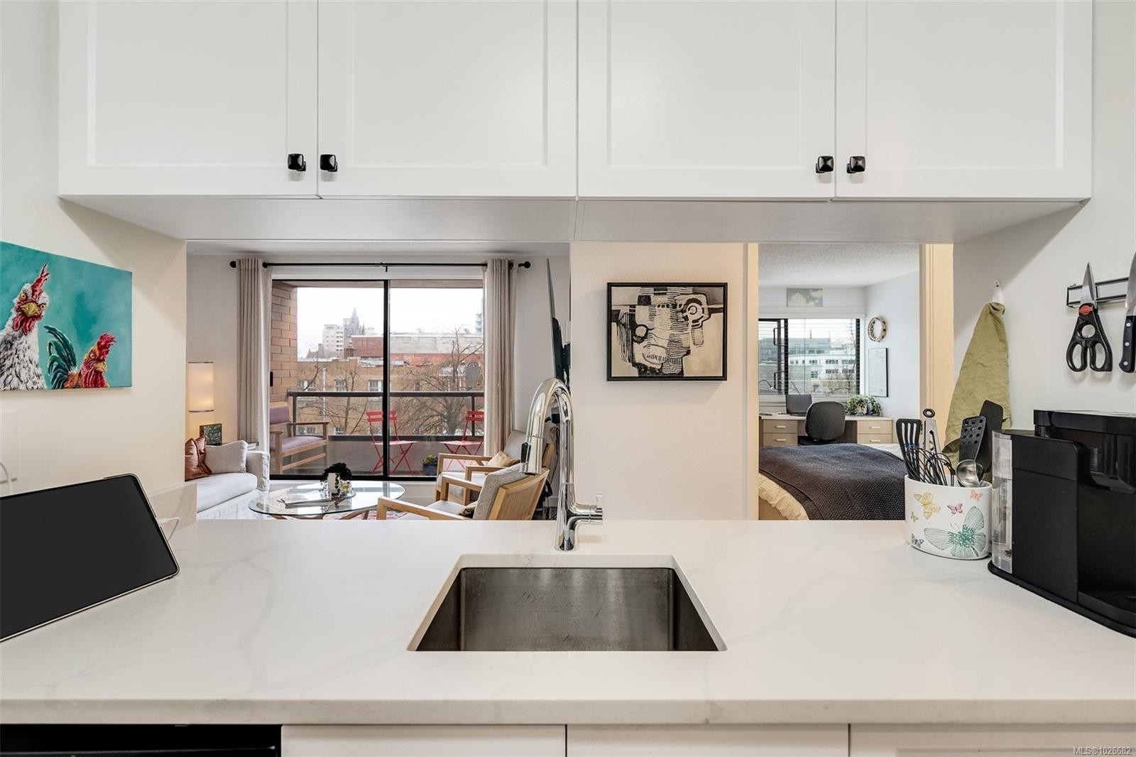 401-1630 Quadra St, Victoria, BC - Indoor Photo Showing Kitchen
