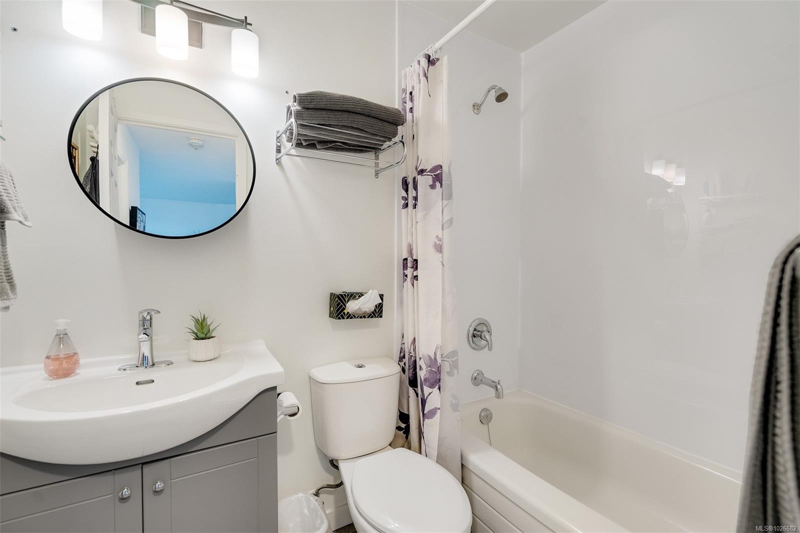 401-1630 Quadra St, Victoria, BC - Indoor Photo Showing Bathroom