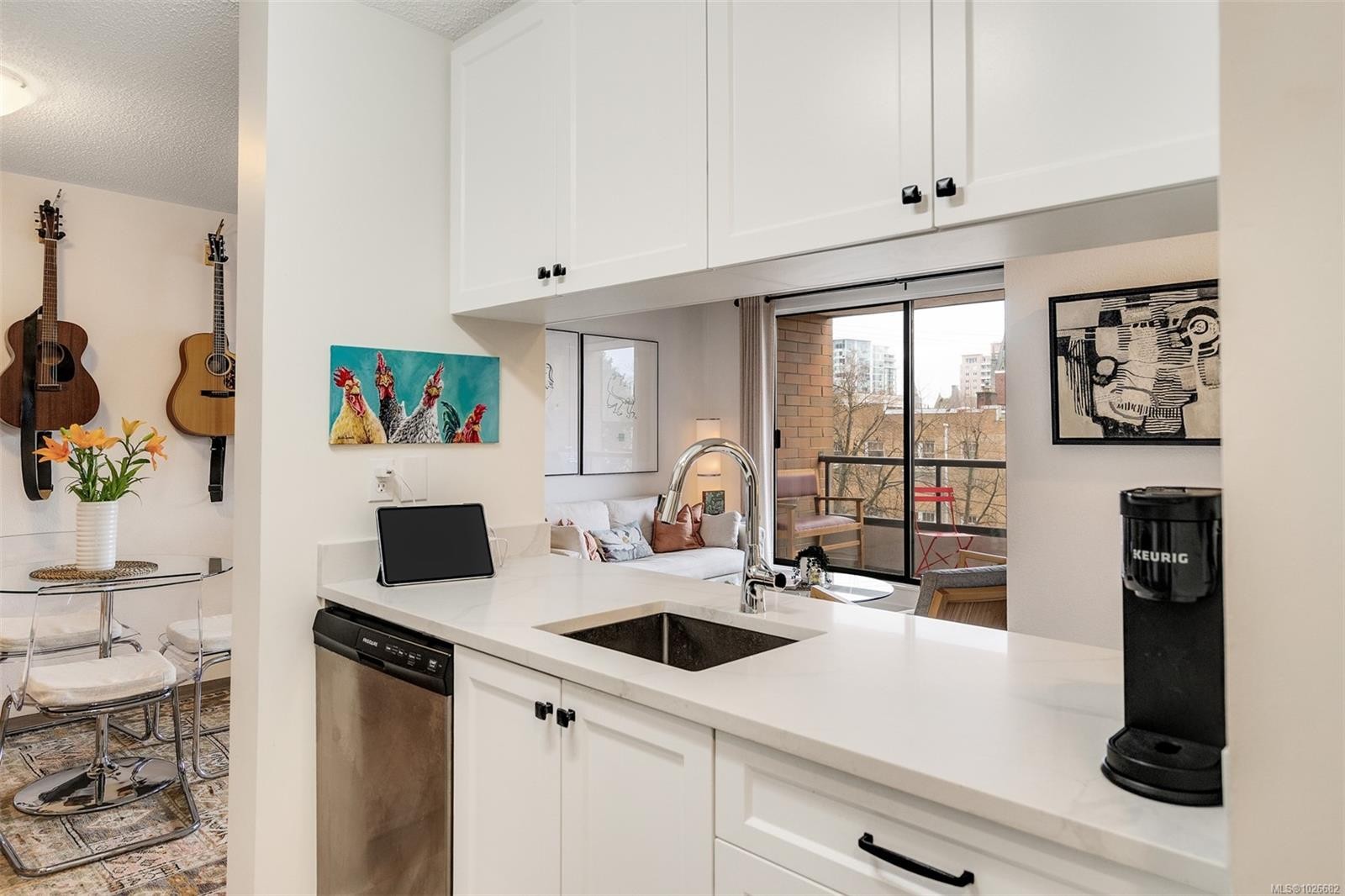 401-1630 Quadra St, Victoria, BC - Indoor Photo Showing Kitchen