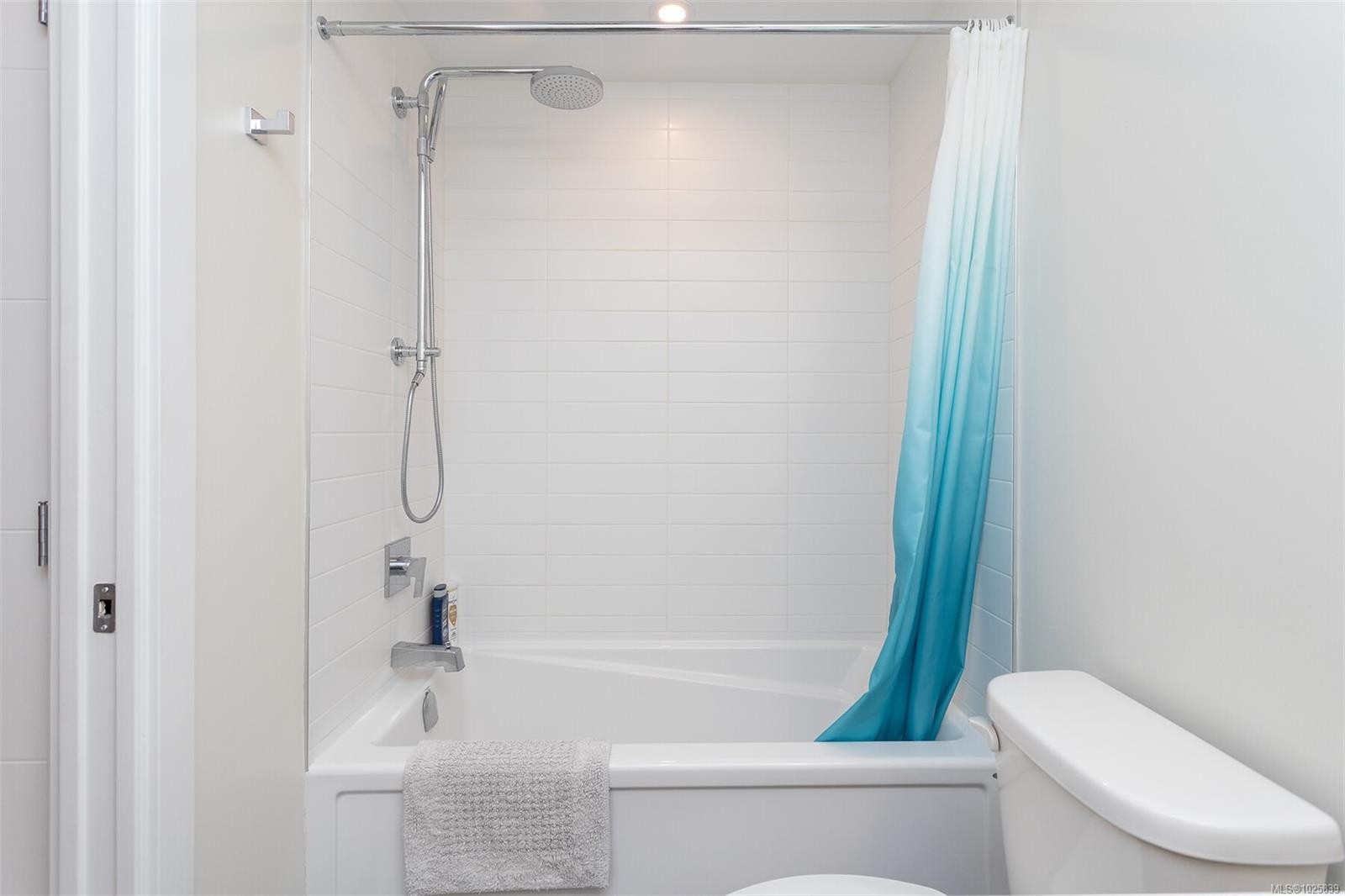 209-1588 North Dairy Rd, Saanich, BC - Indoor Photo Showing Bathroom