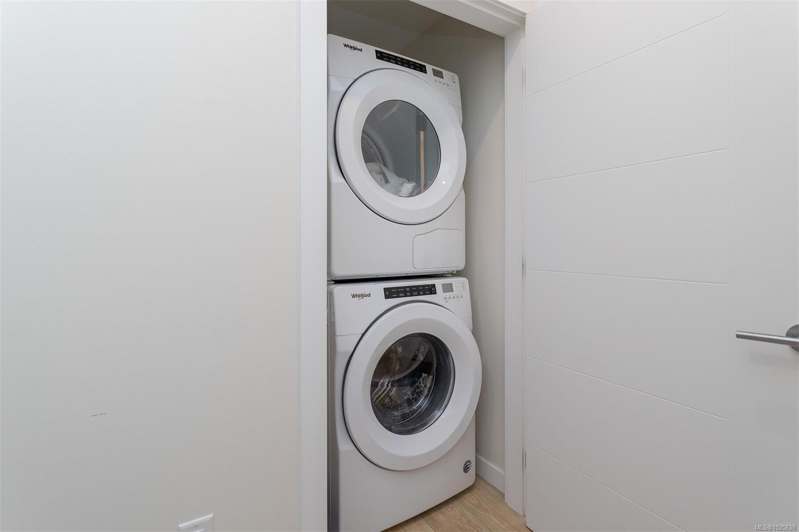 209-1588 North Dairy Rd, Saanich, BC - Indoor Photo Showing Laundry Room