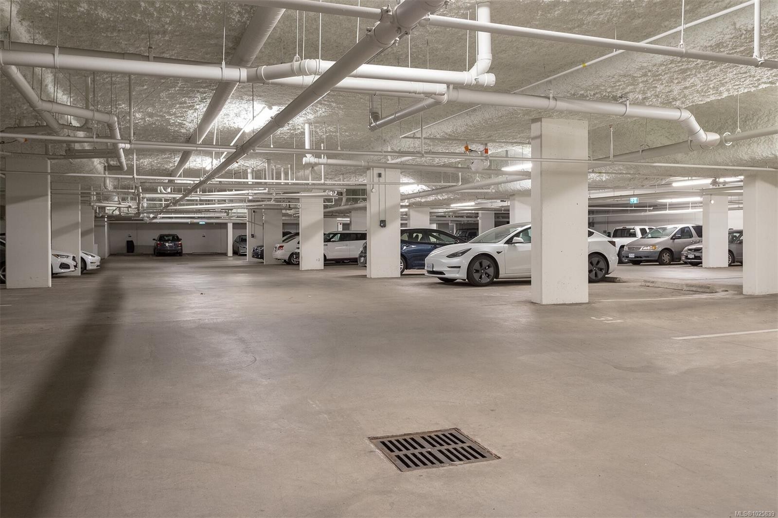209-1588 North Dairy Rd, Saanich, BC - Indoor Photo Showing Garage