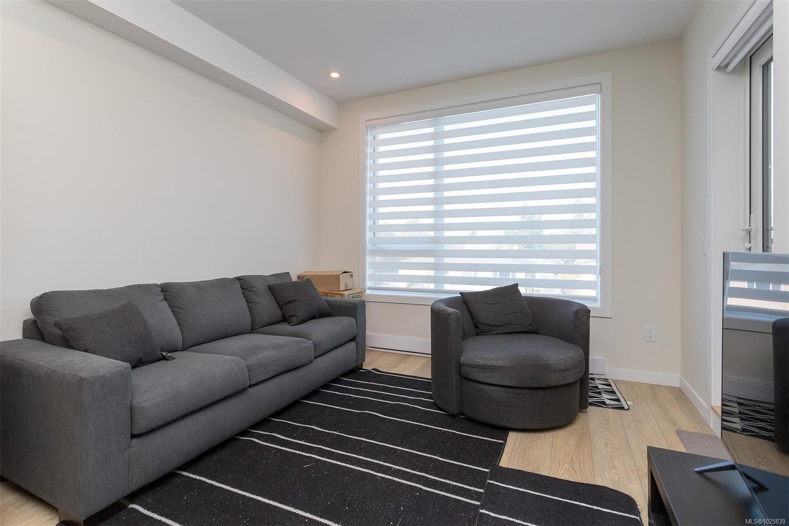 209-1588 North Dairy Rd, Saanich, BC - Indoor Photo Showing Living Room