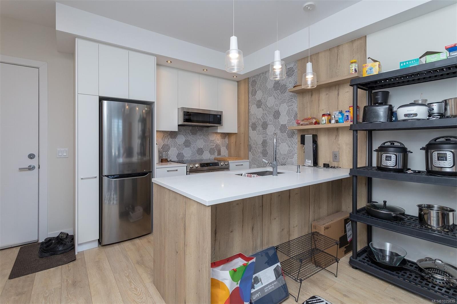 209-1588 North Dairy Rd, Saanich, BC - Indoor Photo Showing Kitchen