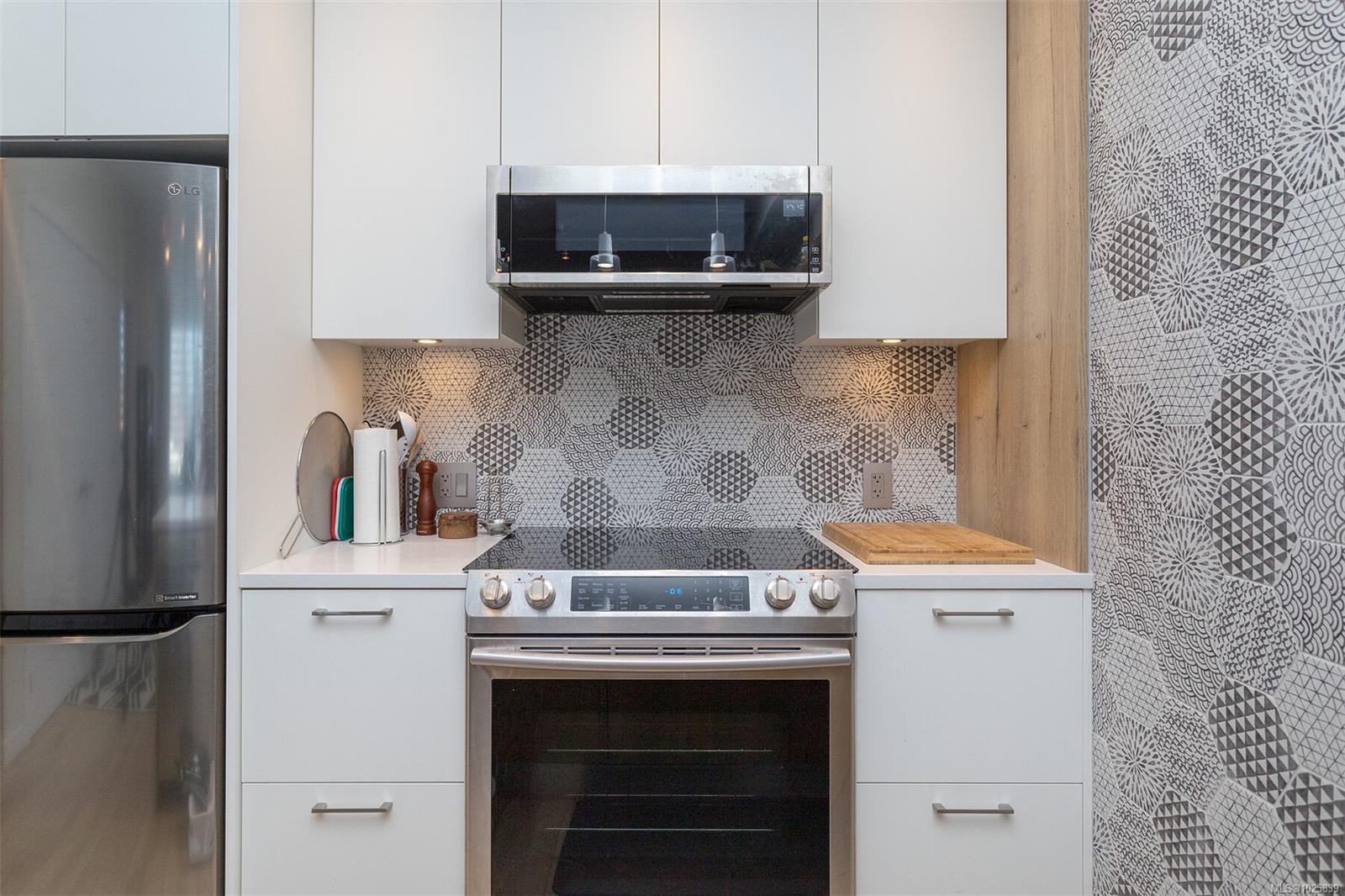 209-1588 North Dairy Rd, Saanich, BC - Indoor Photo Showing Kitchen With Upgraded Kitchen