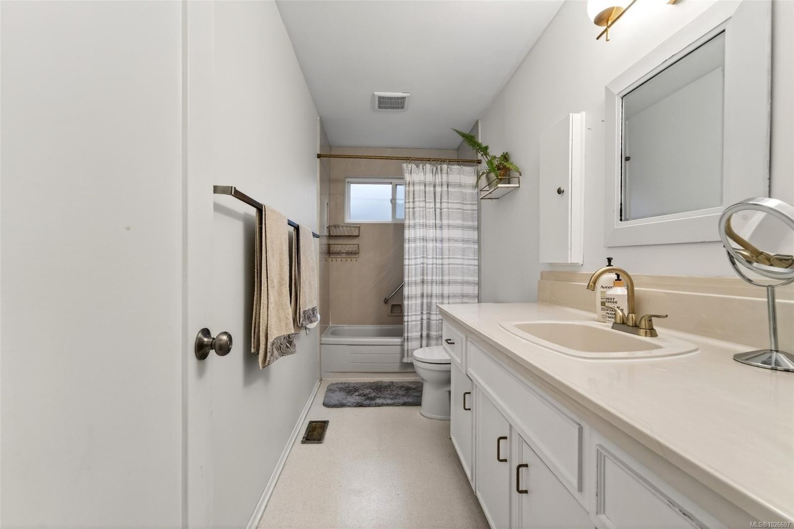 3905 Grange Rd, Saanich, BC