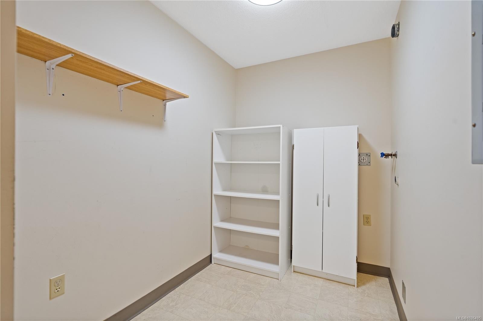 105-3915 St. Georges Lane, Saanich, BC - Indoor Photo Showing Other Room