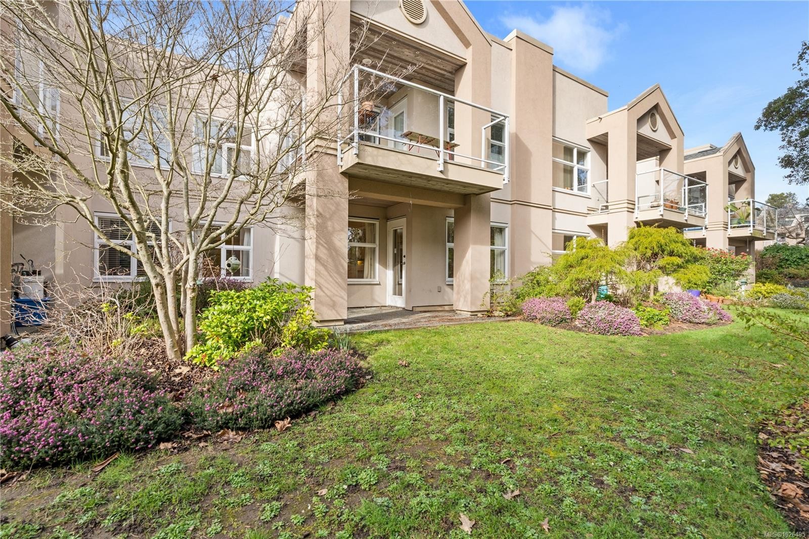 105-3915 St. Georges Lane, Saanich, BC - Outdoor With Facade