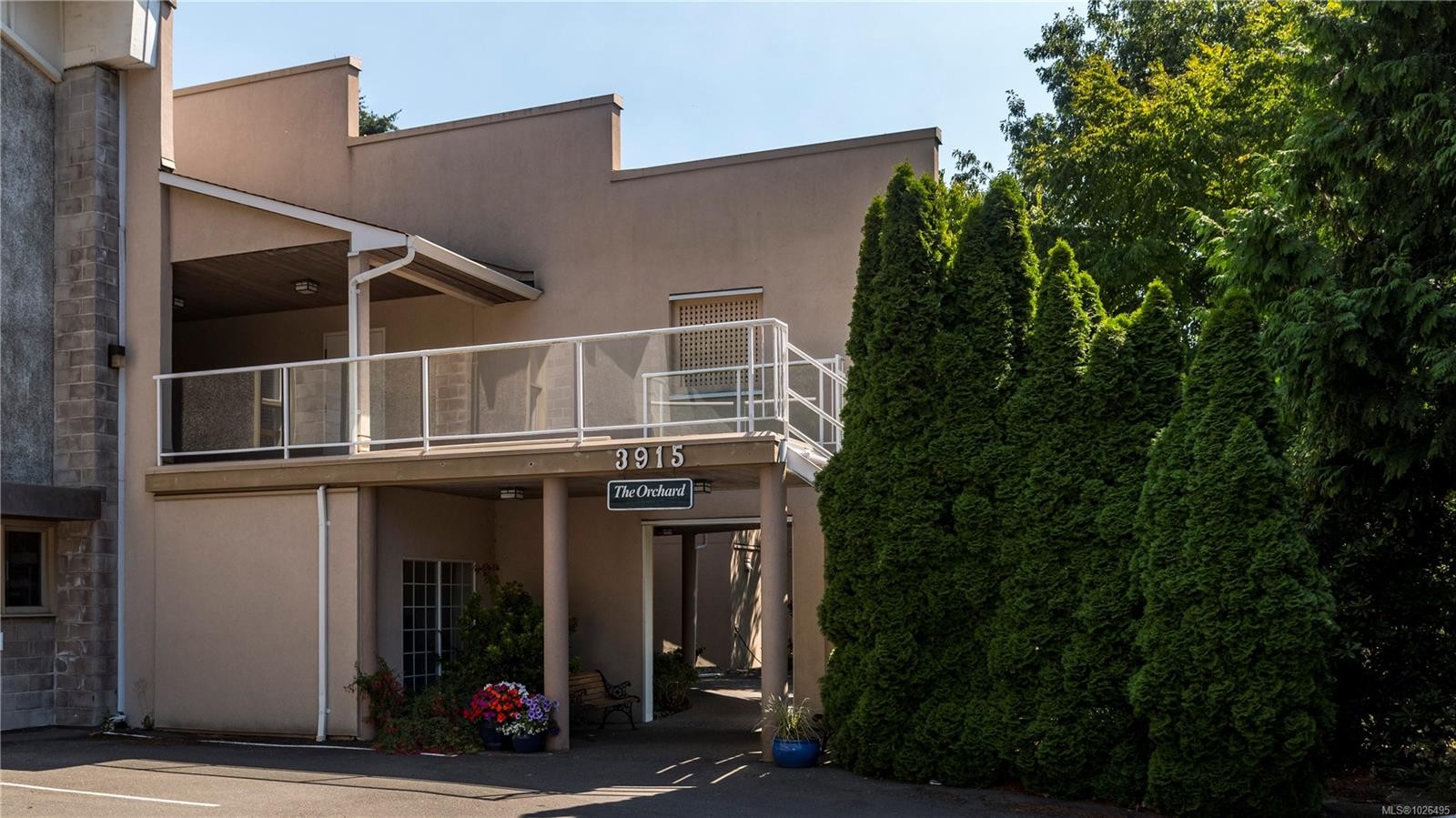 105-3915 St. Georges Lane, Saanich, BC - Outdoor