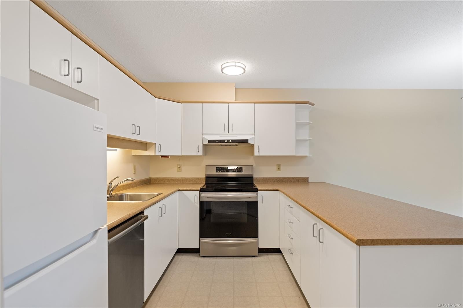 105-3915 St. Georges Lane, Saanich, BC - Indoor Photo Showing Kitchen