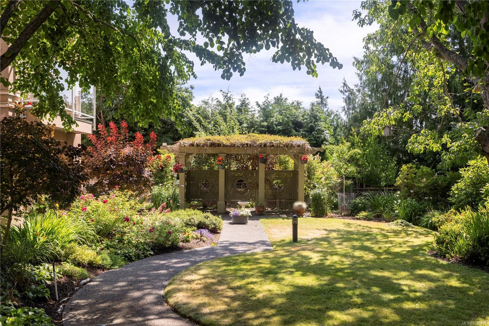 105-3915 St. Georges Lane, Saanich, BC - Outdoor