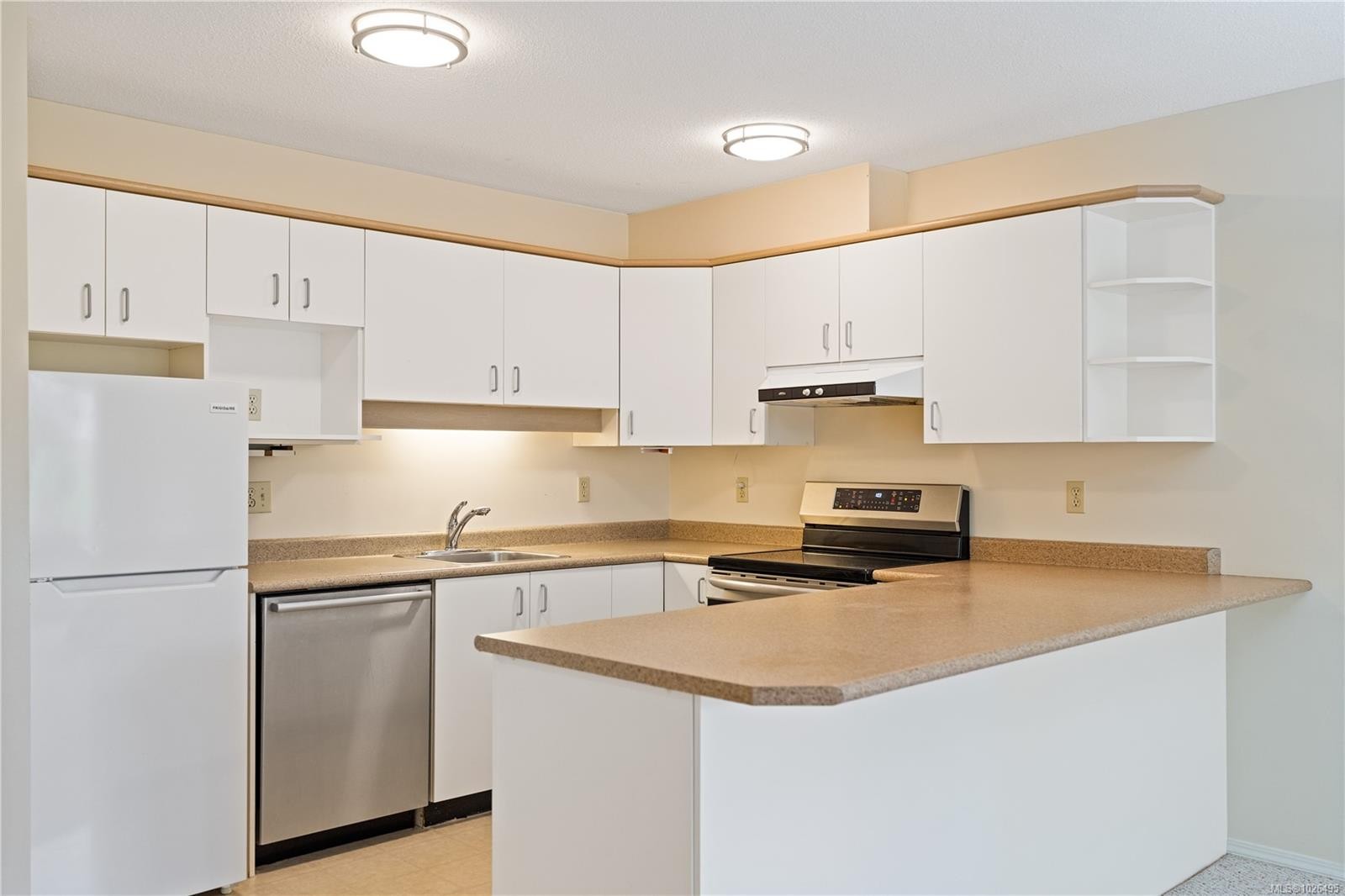 105-3915 St. Georges Lane, Saanich, BC - Indoor Photo Showing Kitchen