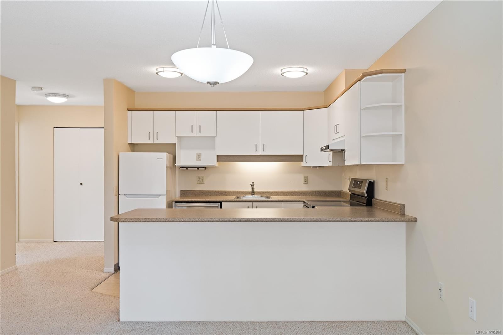 105-3915 St. Georges Lane, Saanich, BC - Indoor Photo Showing Kitchen