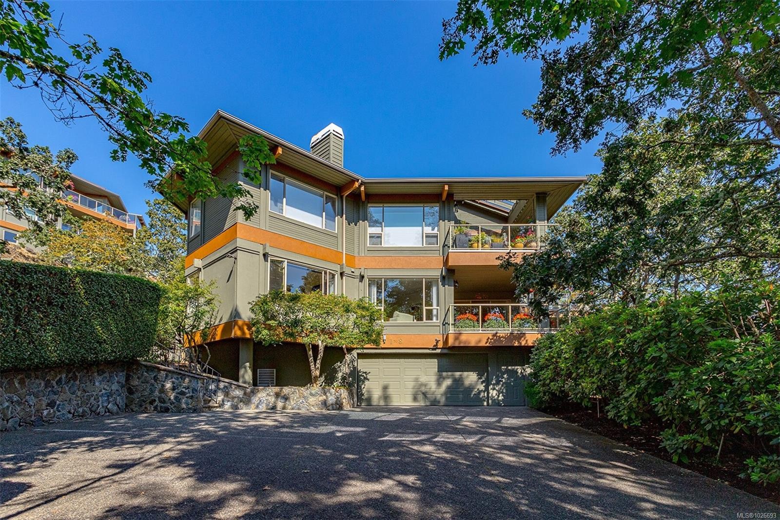 4-910 Maltwood Terr, Saanich, BC - Outdoor