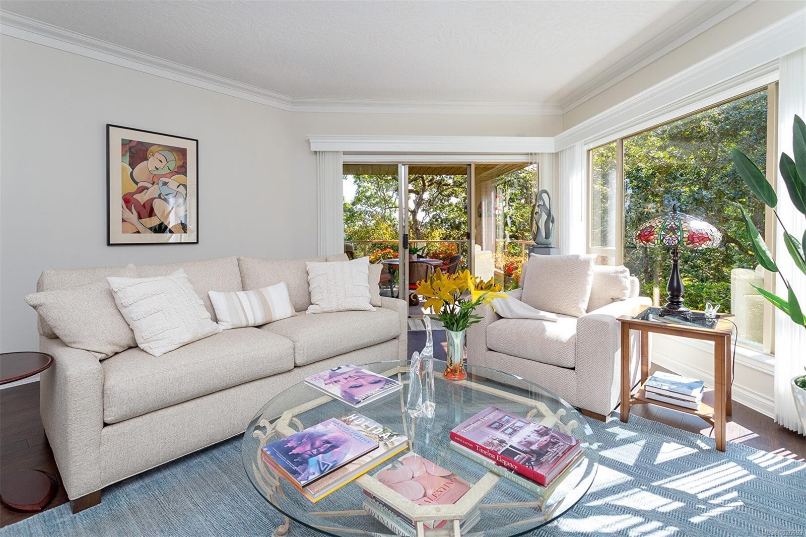 4-910 Maltwood Terr, Saanich, BC - Indoor Photo Showing Living Room