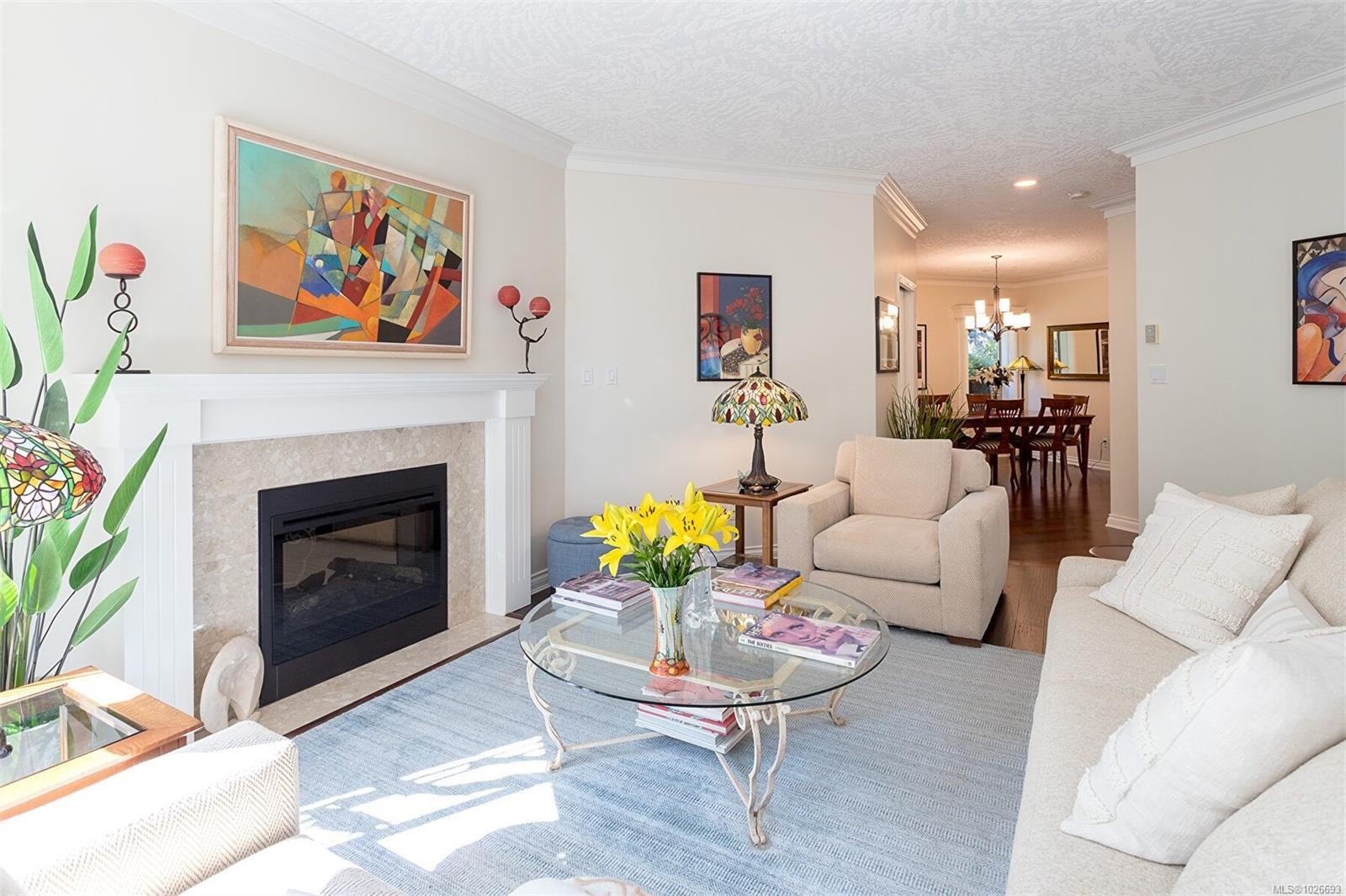 4-910 Maltwood Terr, Saanich, BC - Indoor Photo Showing Living Room With Fireplace