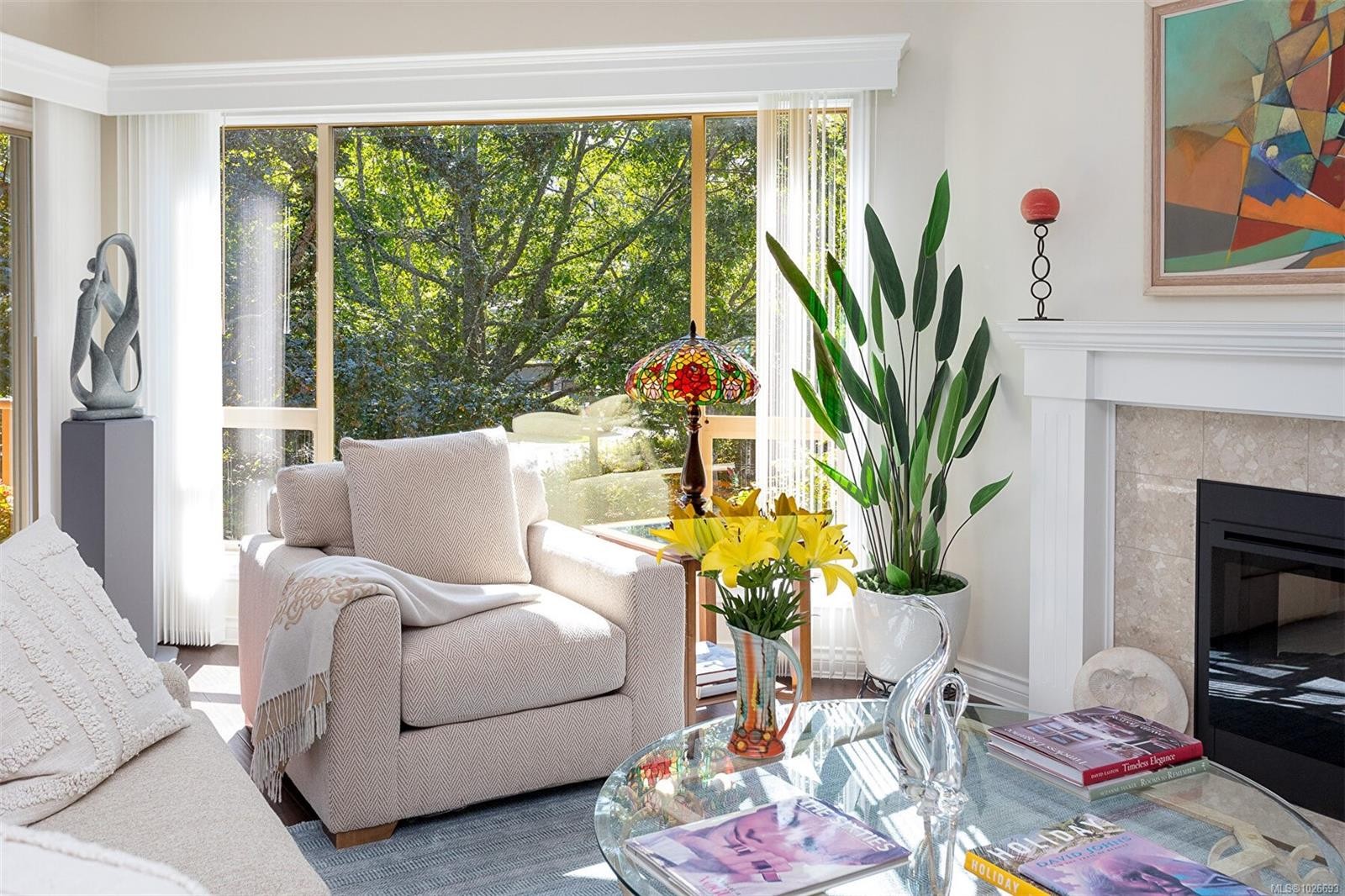 4-910 Maltwood Terr, Saanich, BC - Indoor Photo Showing Other Room With Fireplace