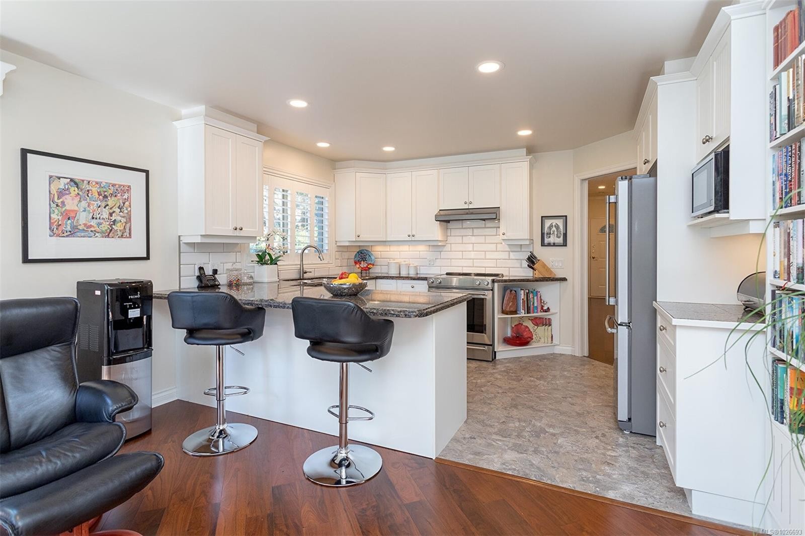 4-910 Maltwood Terr, Saanich, BC - Indoor Photo Showing Kitchen With Upgraded Kitchen
