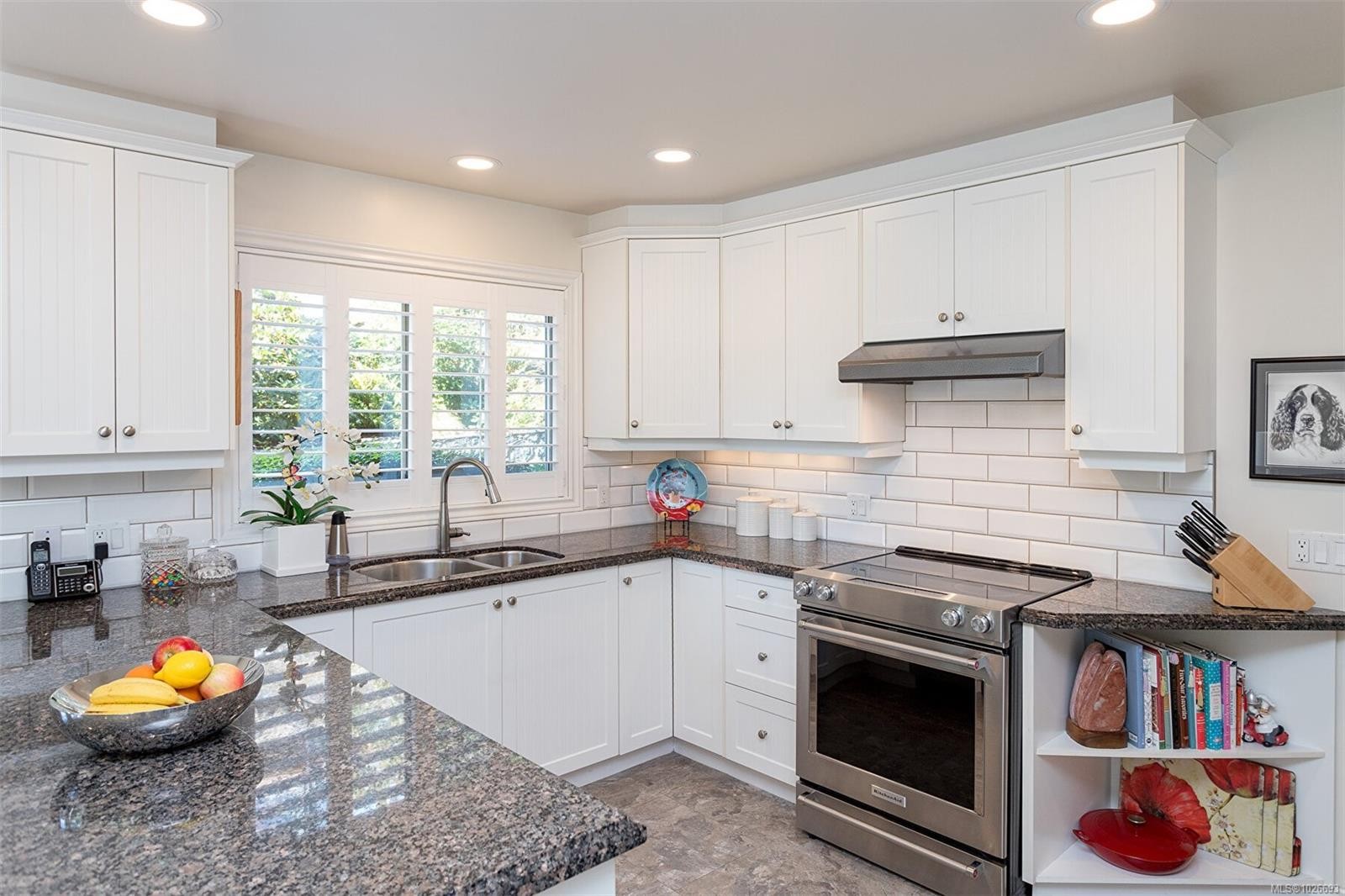 4-910 Maltwood Terr, Saanich, BC - Indoor Photo Showing Kitchen With Double Sink