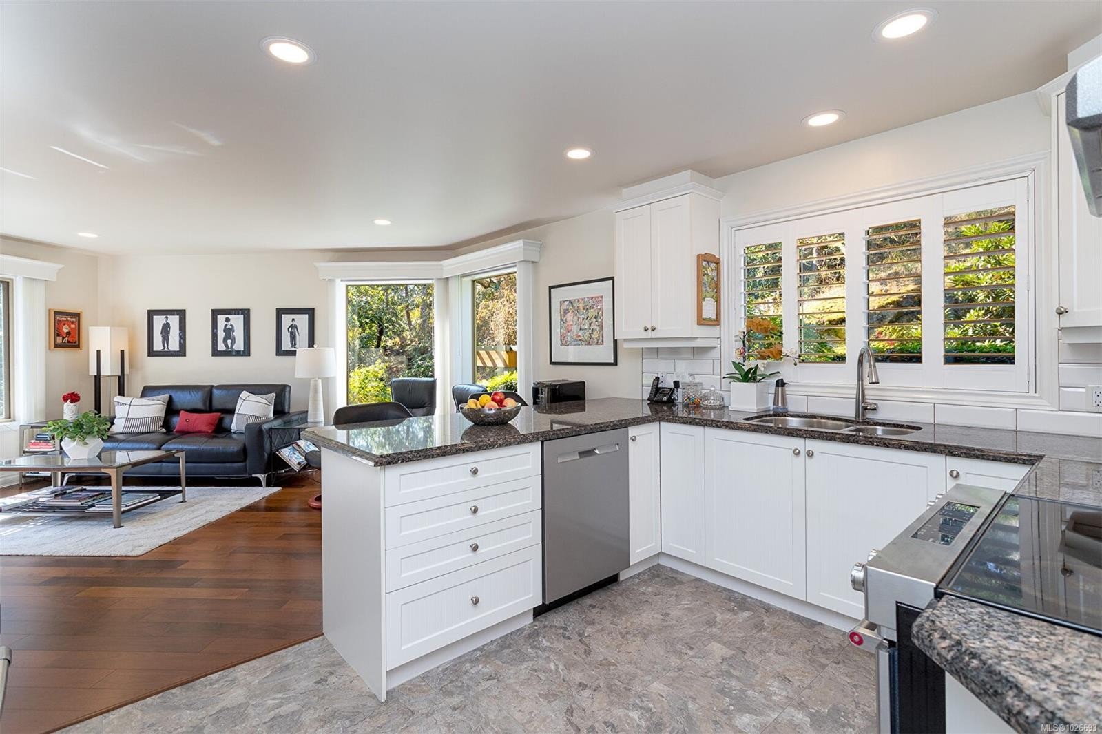 4-910 Maltwood Terr, Saanich, BC - Indoor Photo Showing Other Room