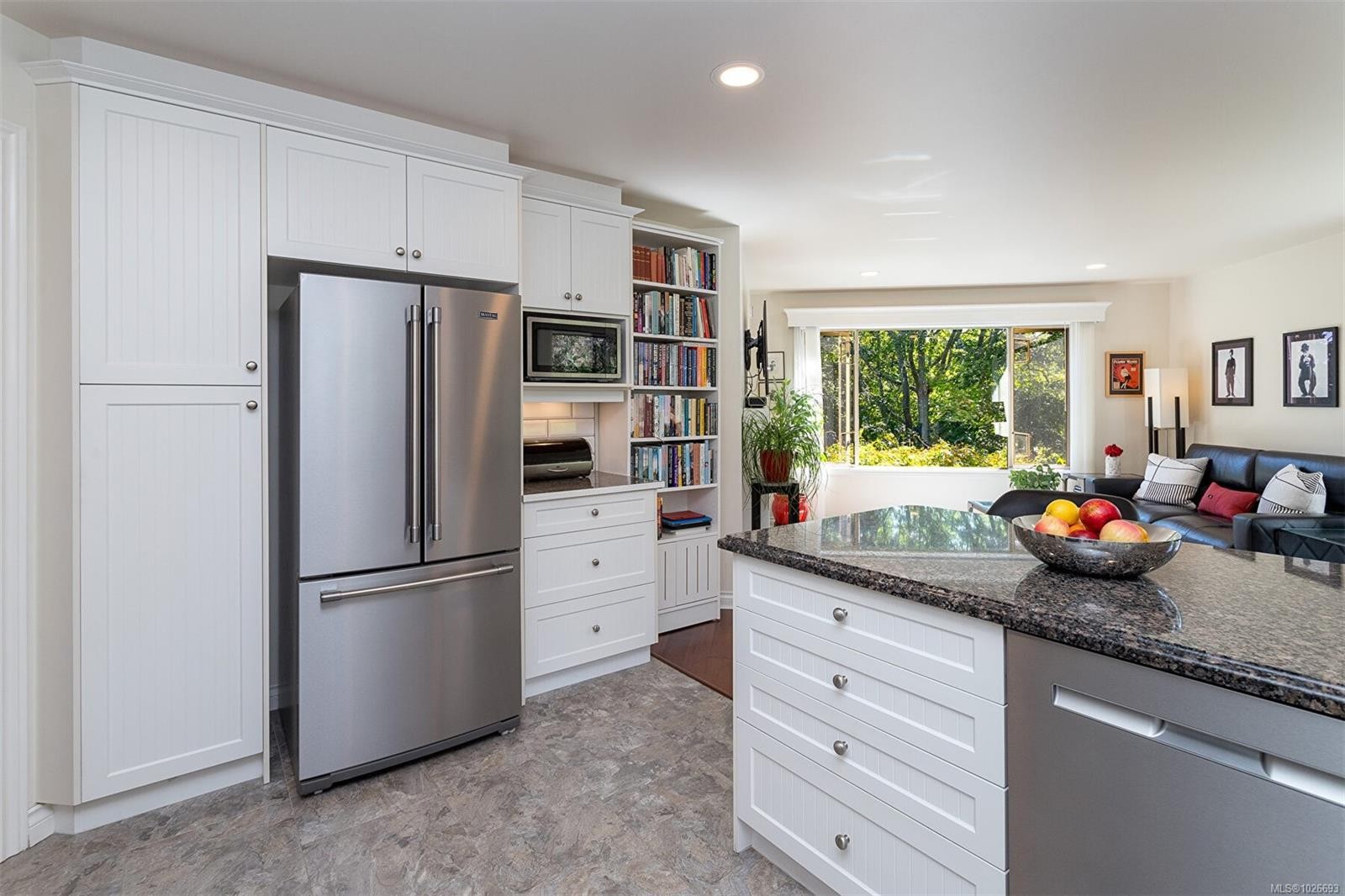 4-910 Maltwood Terr, Saanich, BC - Indoor Photo Showing Kitchen