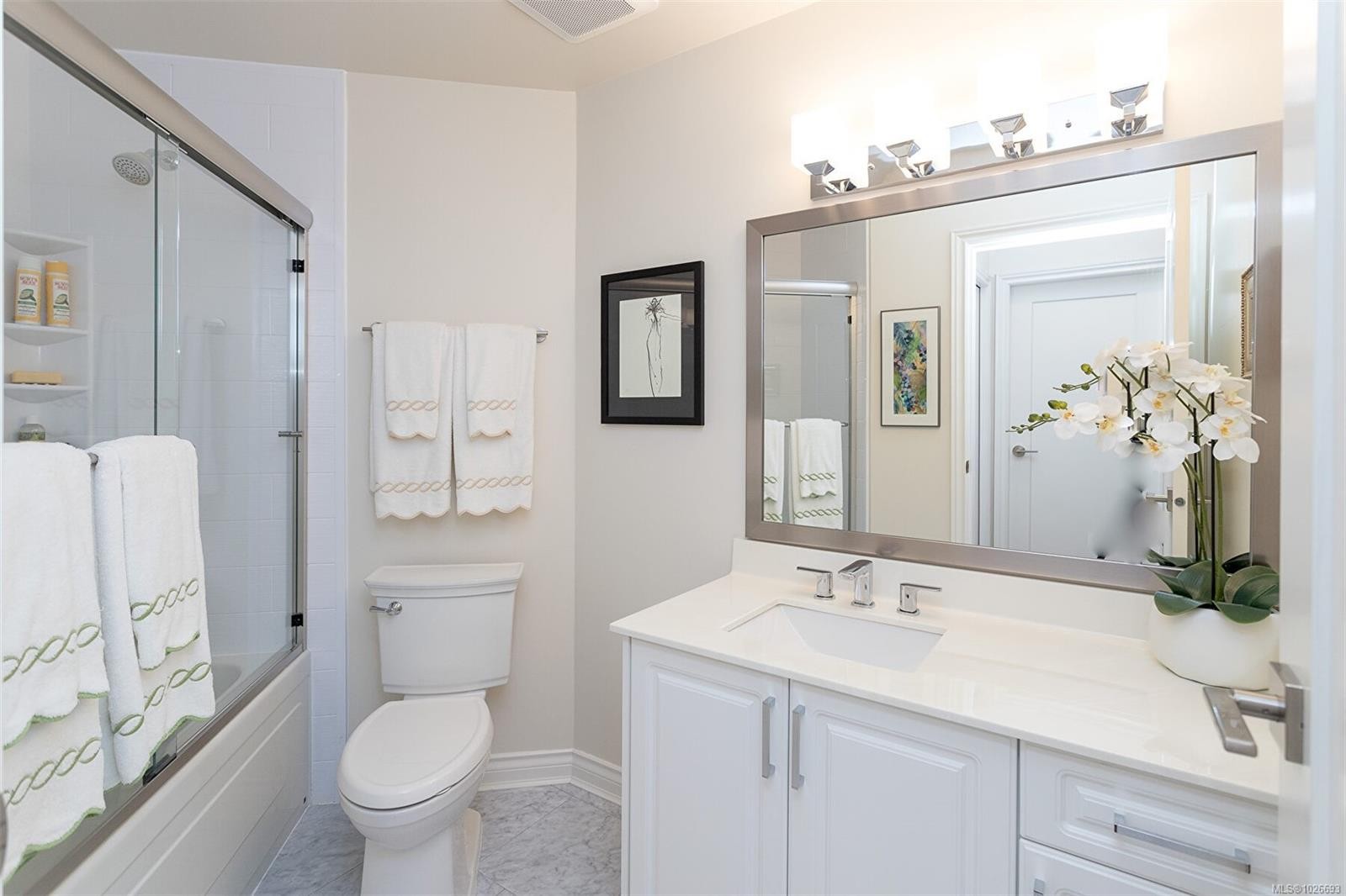 4-910 Maltwood Terr, Saanich, BC - Indoor Photo Showing Bathroom