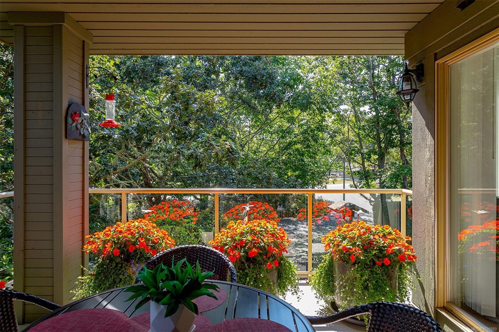 4-910 Maltwood Terr, Saanich, BC - Outdoor With Exterior