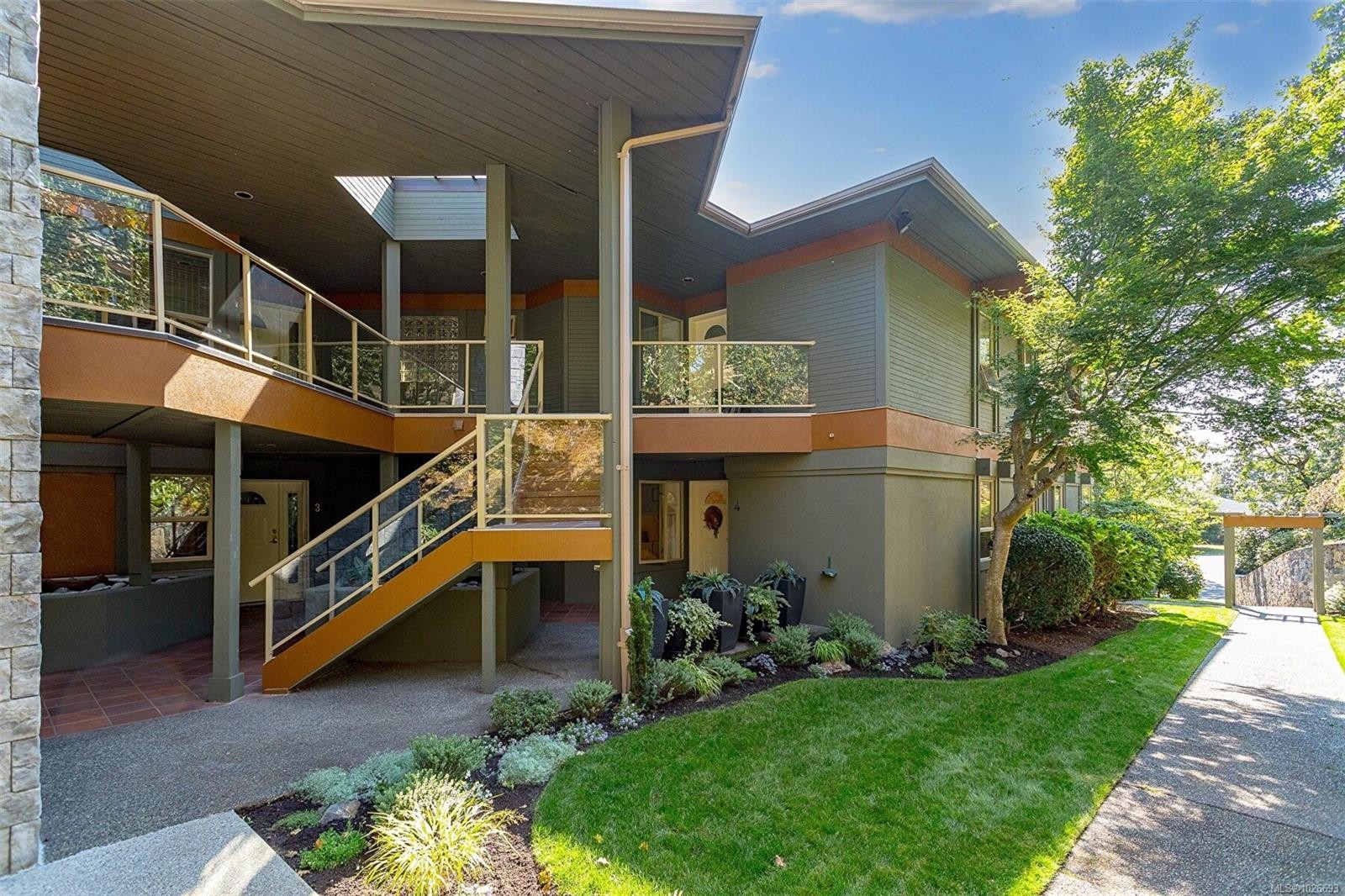 4-910 Maltwood Terr, Saanich, BC - Outdoor