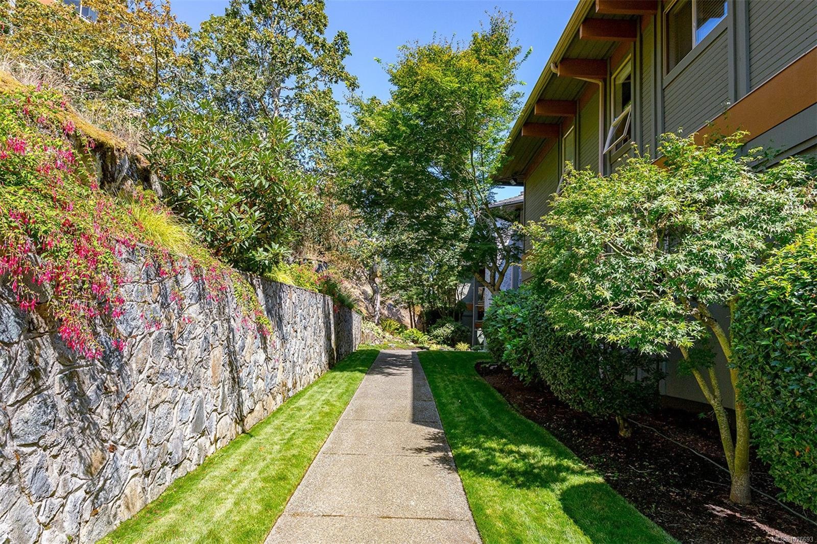 4-910 Maltwood Terr, Saanich, BC - Outdoor