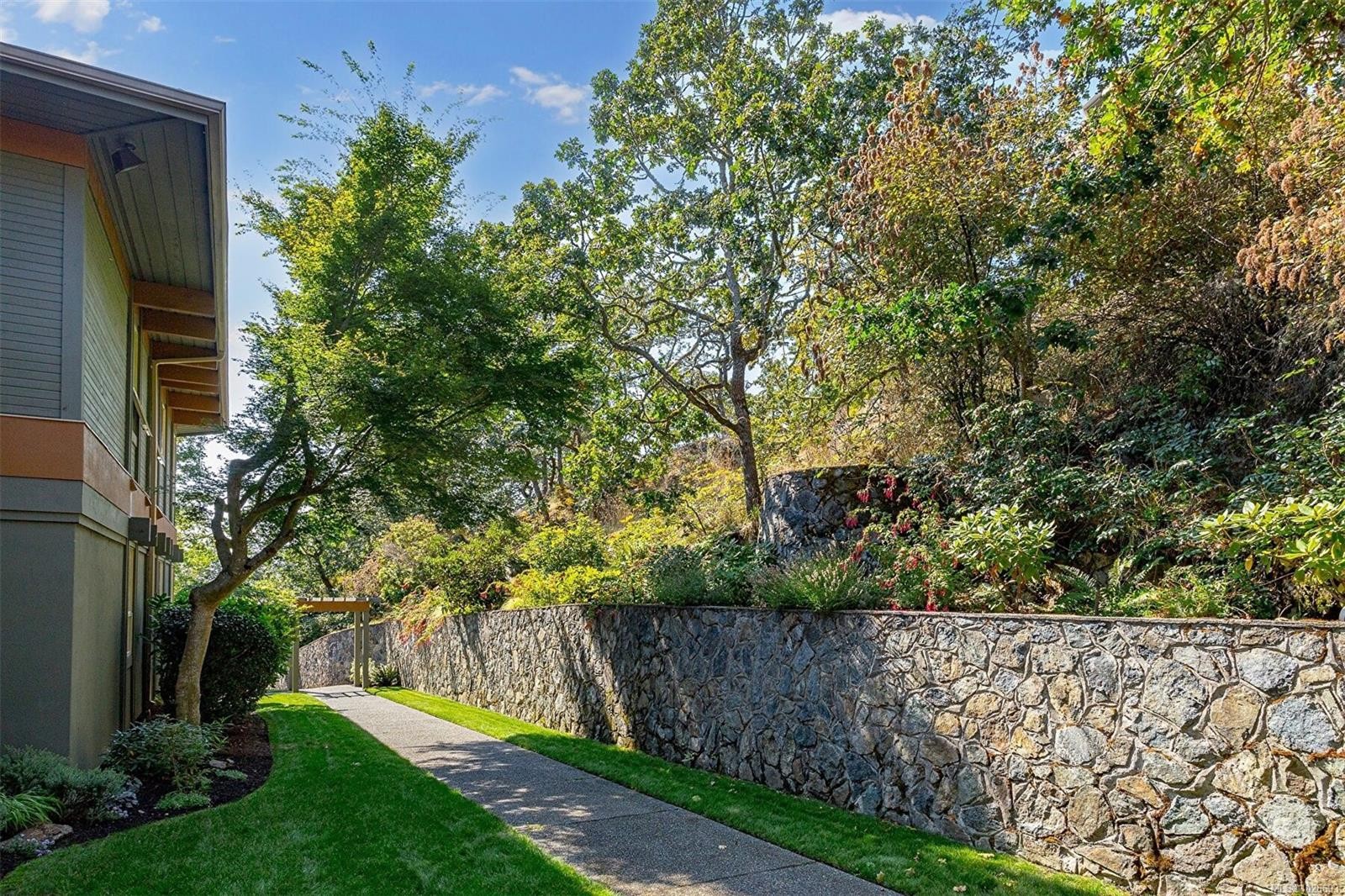 4-910 Maltwood Terr, Saanich, BC - Outdoor